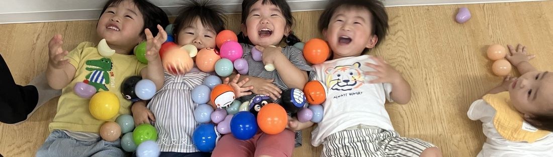 ボールで遊ぶ子どもたち
