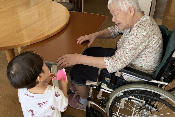併設施設のご入居者とふれあう子ども
